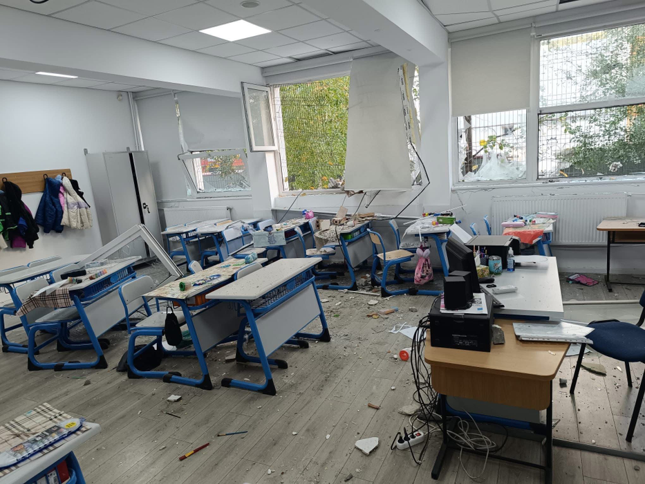 Cum arată interiorul unui apartament afectat de explozia din Sectorul 5 al Capitalei. Sălile de clasă ale liceului „Dimitrie Bolintineanu”, devastate
