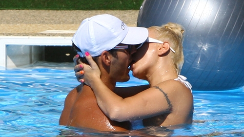Momente de tandrete in public! Simona Trască si logodnicul ei s-au sărutat minute in sir la o piscină, in văzul tuturor