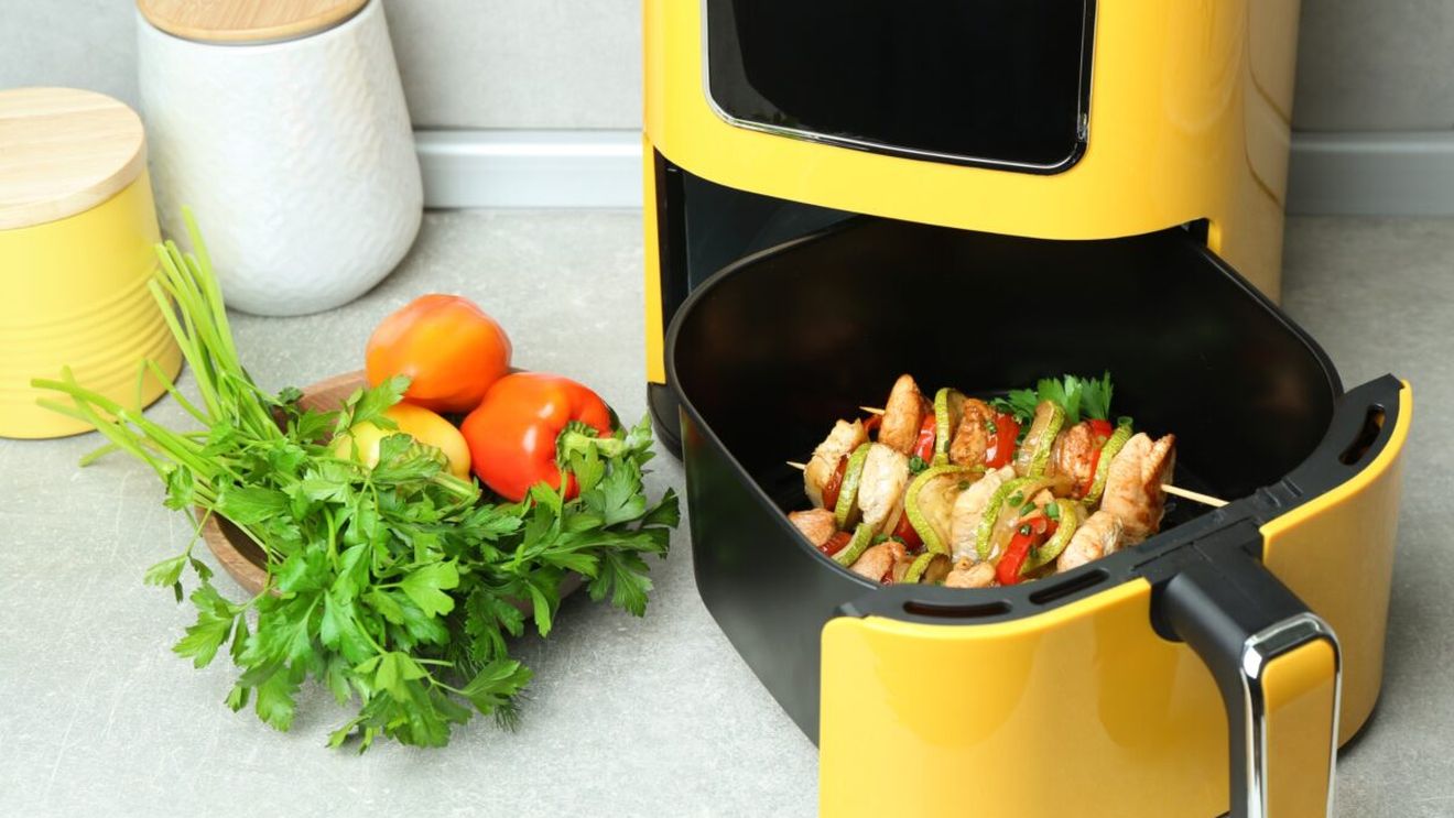 Alimentele pe care nu trebuie să le bagi niciodată în air fryer. Rezultatele sunt dezamăgitoare