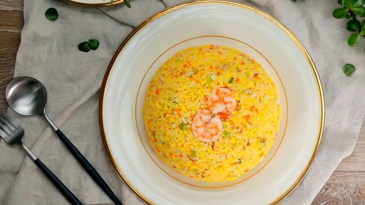 Orez prăjit cu creveți ca în Canton. Chef John dezvăluie rețeta cu gust fin și echilibrat care a cucerit lumea