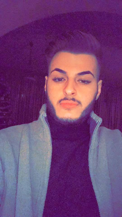 Îşi laminează genele, sprâncenele şi…Tatăl lui urmează să încaseze 220 mil €, iar el… Îl copiază pe faimosul Johnny Bravo!