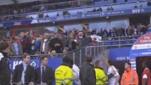 VIDEO Un jucator al lui Hamburg a lovit un fan cu o sticla in cap!