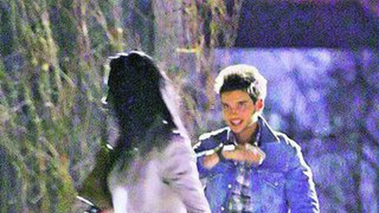 Vedeta din Pariu cu viata e playboy si in viata de zi cu zi. Sarut pasional cu iubita unui milionar