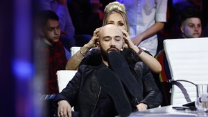 N-ai mai văzut asta până acum. Cum îi face Delia masaj lui Bendeac!
