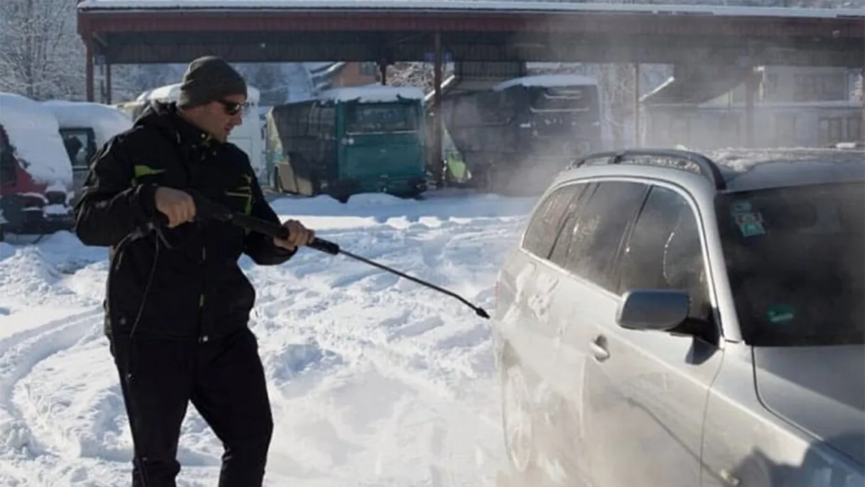Ce se întâmplă, de fapt, dacă îți speli mașina iarna. Greșeala pe care mulți români o fac