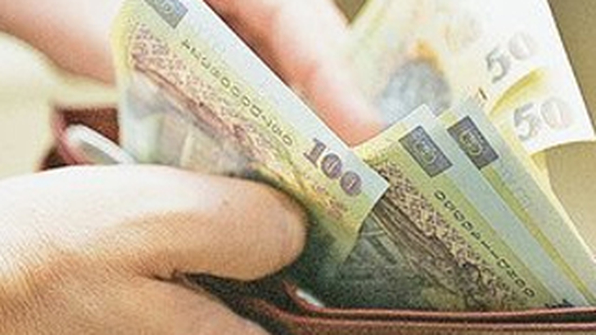 Un batran din Capitala a fost jefuit de doi cersetori, in fata bancomatului de unde scosese banii