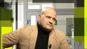 Blestemele nu se mai opresc pentru Șerban Huidu.  A căzut pe scări și a ajuns de urgență la spital după accidentul suferit