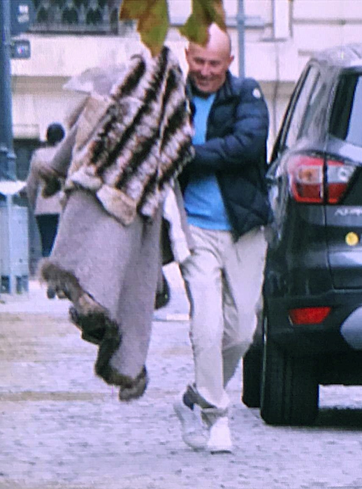 Mugur Mihăescu a avut de cărat câteva costume de scenă