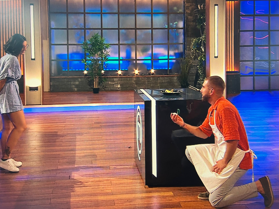 Sebi își cere iubita în căsătorie, în platoul MasterChef. Sursă foto: Voyo