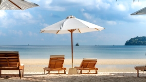 Cât costă un şezlong pe plajele de fițe din Mamaia Nord. Plătești cât pentru o noapte de cazare