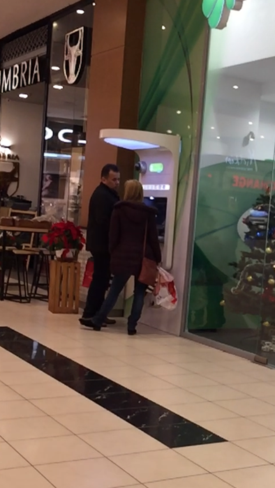 Liviu Pop şi soţia lui s-au oprit la bancomat, semn că buzunarele ministrului au fost golite de numeroasele cumpărături