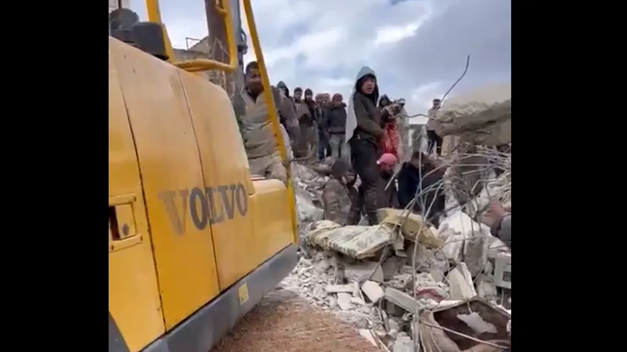 Poveste tragică! O femeie a născut sub ruinele din Siria. „L-a protejat pe cel mic cu propriul trup”