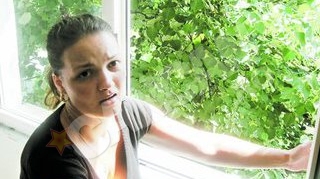 O profesoara de religie din Galati a pierit sub cutitul fratelui sau: "Si-a injunghiat sora si a aruncat-o de la etajul patru"