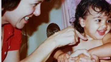 Nu o sa ghicesti niciodata cine e vedeta din aceasta fotografie! Acum e o diva dorita de toti barbatii de pe mapamond