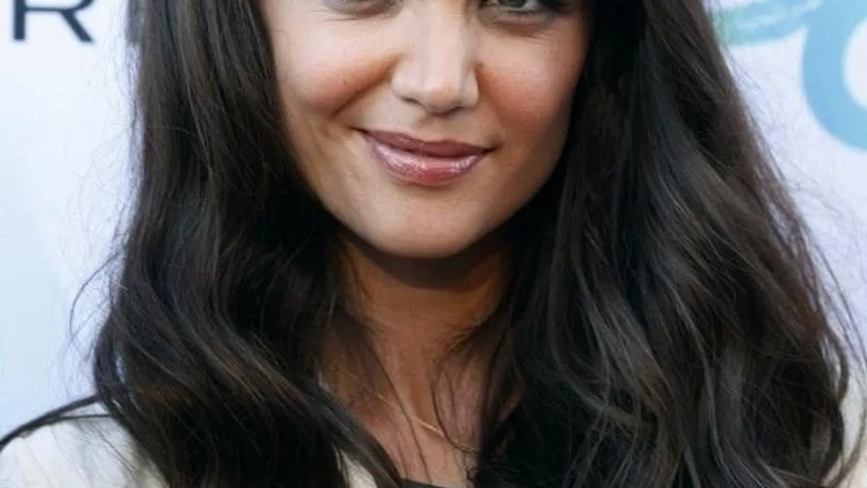 Katie Holmes, fără machiaj! Actriţa arată foarte rău şi pare extenuată! Ce credeţi că a adus-o în pragul ăsta?