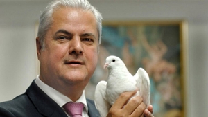 Aschia nu sare departe de trunchi! Vezi ce au facut Adrian Nastase si fiul sau la ceas de seara