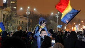 Românii protestează în fiecare seară la Guvern, dar unii au uitat pentru ce au venit! Ţinute şi prestanţă pentru facebook!