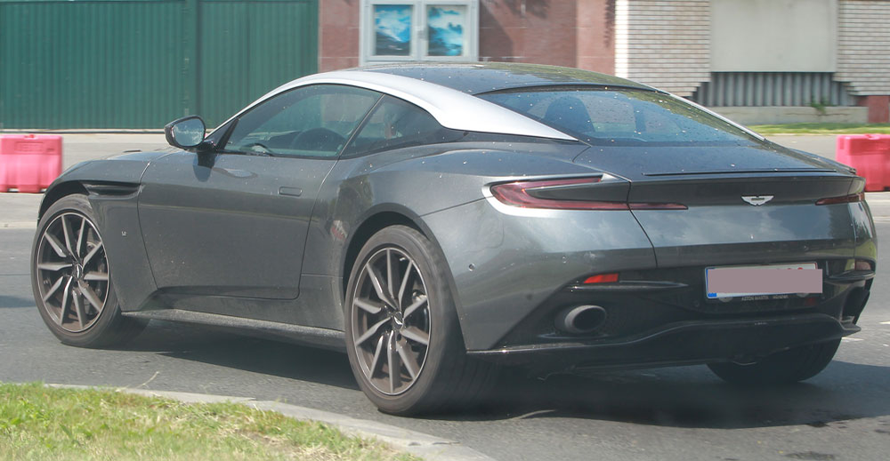 "Regele construcțiilor” a reapărut în oraș cu un Aston Martin țiplă de 225.000 €!
