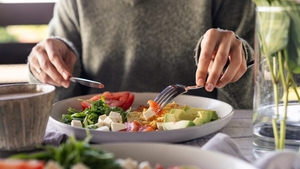 Cum îți construiești o farfurie echilibrată fără să numeri caloriile. Ce alimente ar trebui să conțină fiecare masă