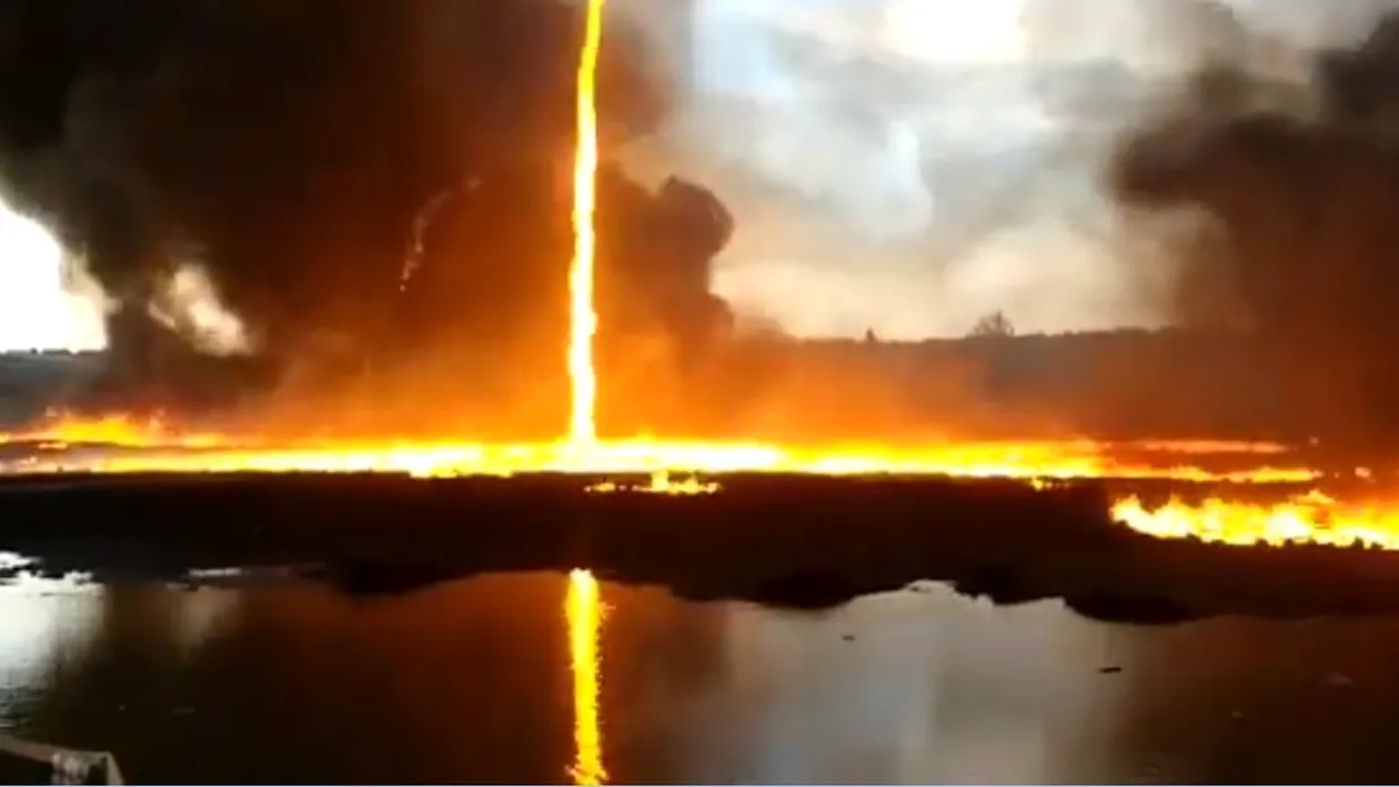 Un incendiu asemănător unei mini tornade a izbucnit într-o fabrică din Marea Britanie! VIDEO