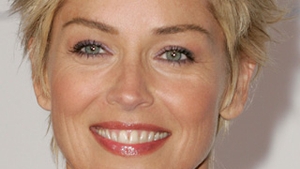 Au ajuns super-staruri, dar si-au inceput cariera lucrand la fast-food! Sharon Stone si Pink sunt doar doua dintre exemple!