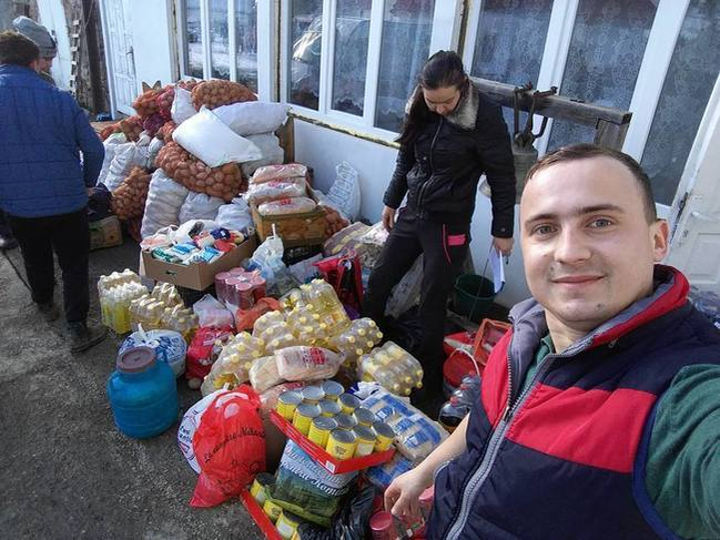 Un tânăr din Suceava le-a dus ajutoare celor 120 de orfani ai părintelui Negrea! După moartea preotului, copiii au nevoie de ajutor!