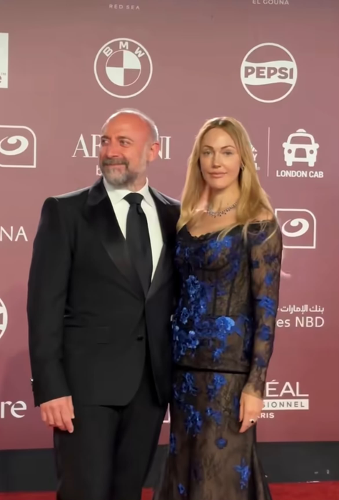 Alit Ergenc și Meryem Uzerli, actorii principali ai serialului turcesc de televiziune „Suleyman Magnificul”/ sursă foto: Facebook @Turkish Serie Station