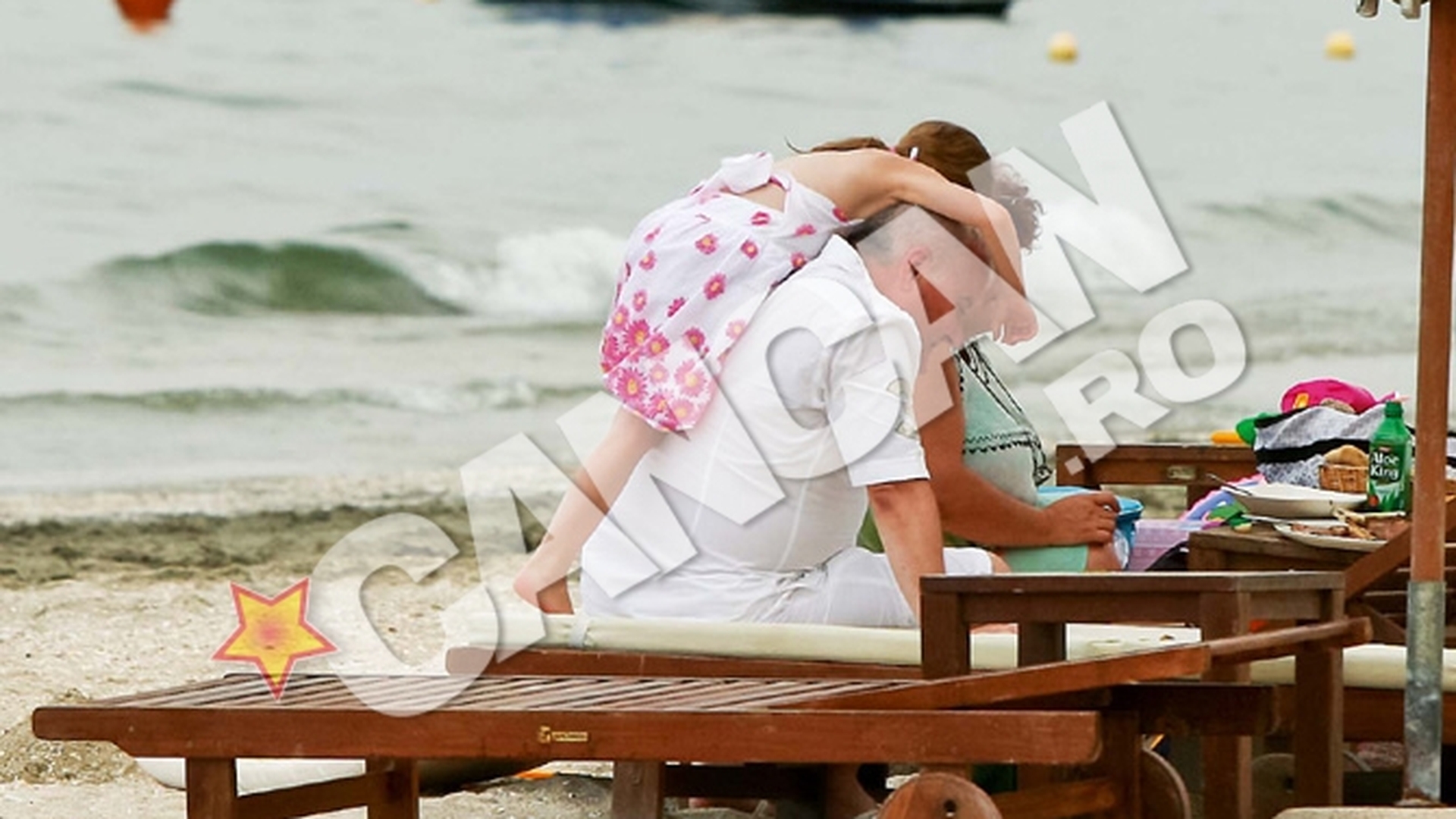 Si barbatii din sowbiz isi etaleaza corpurile la plaja! Intra aici sa vezi ce fac ei cand merg la mare