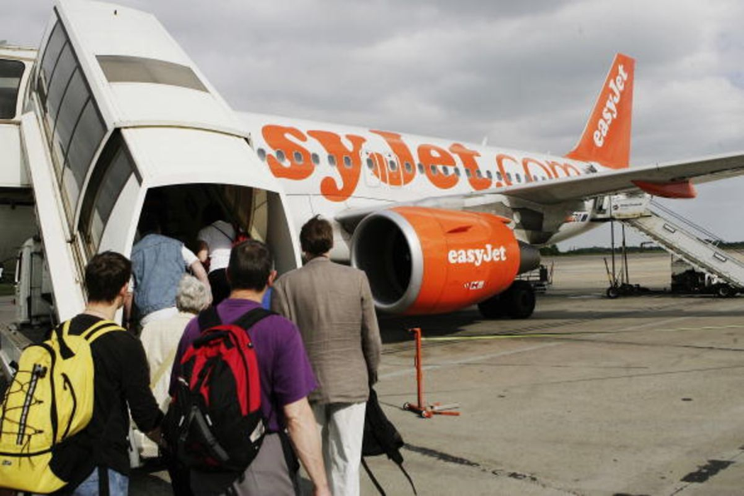 A filmat un moment şocant, chiar înainte ca avionul să decoleze! Ce făcea de fapt un tehnician care fusese chemat să repare motorul