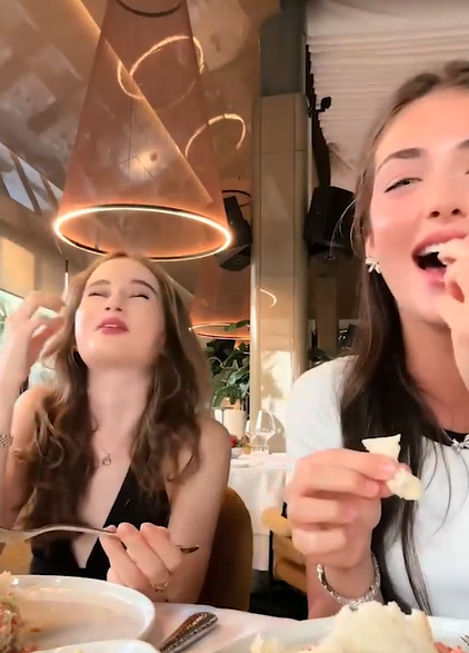 De câți ani se cunosc Irina Columbeanu și Andreea Bostănică, de fapt. Au ieșit la restaurant și șatena a gafat din nou!