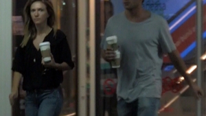 VIDEO Adela Popescu si Radu Valcan merg la mall fiecare cu masina lui! Se relaxeaza cu cate o cafea
