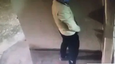 Un bărbat din Mangalia a urinat pe scara blocului! Nu i-a păsat că era filmat