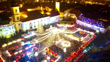 S-a deschis Târgul de Crăciun la Sibiu. Imagini cu o iarnă de basm sunt proiectate pe clădiri