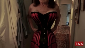 Fa cunostinta cu Cathie, femeia care timp de 35 de ani si-a sugrumat talia ca sa arate asa! Are 38 cm in talie si ii ia 2 ore sa se incorseteze VIDEO