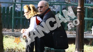 Octavian Bellu si-a scos sotia la o plimbare in parc! Au mancat covrigi, iar Mariana Bitang nu si-a putut invinge marele viciu: fumatul