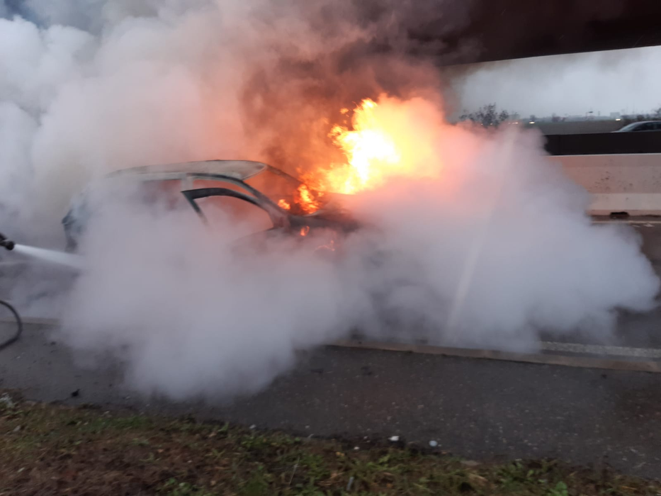 Imagini cu impact emotional. O mașină a izbucnit în flăcări în Ploiești, șoferul s-a salvat  în ultimul moment