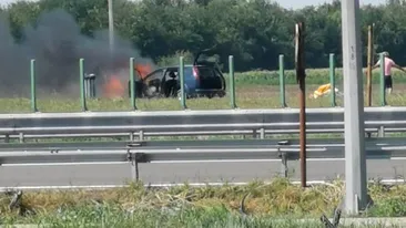 Mașină în flăcări pe A2! Autoturismul a fost scos de pe carosabil și se așteaptă intervenția pompierilor