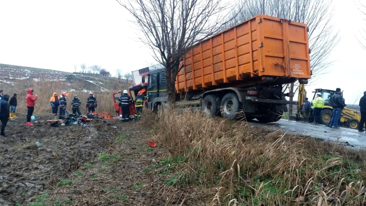 Accident în Băile Herculane, după ce o mașină s-a izbit de un camion. Șoferul autoturismului a murit