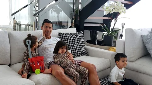 Cristiano Ronaldo, relaxare în pijamale de peste 2.000 de euro! Fotbalistul este izolat cu familia sa în Portugalia