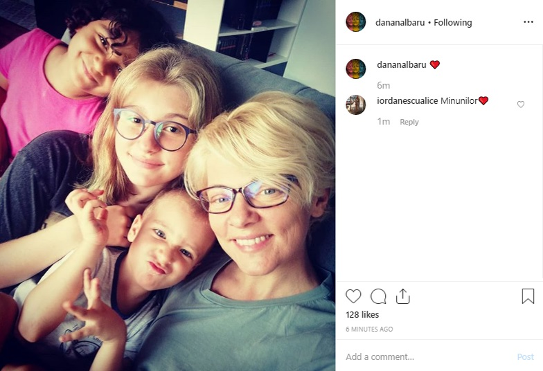 Dana Nălbaru, poză de album alături de cei trei copii. Cât a crescut și ce frumoasă este fiica adoptată
