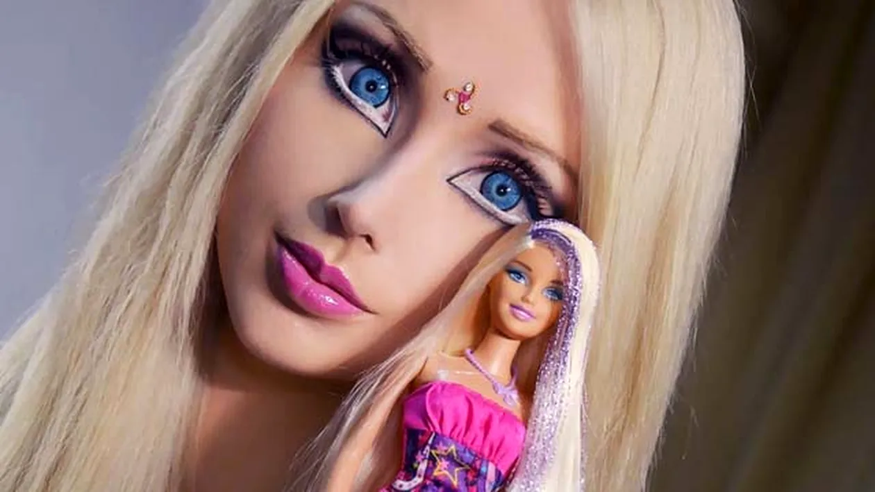 Femeia Barbie s-a pozat fara machiaj! Diferenta este ca de la cer la Pamant