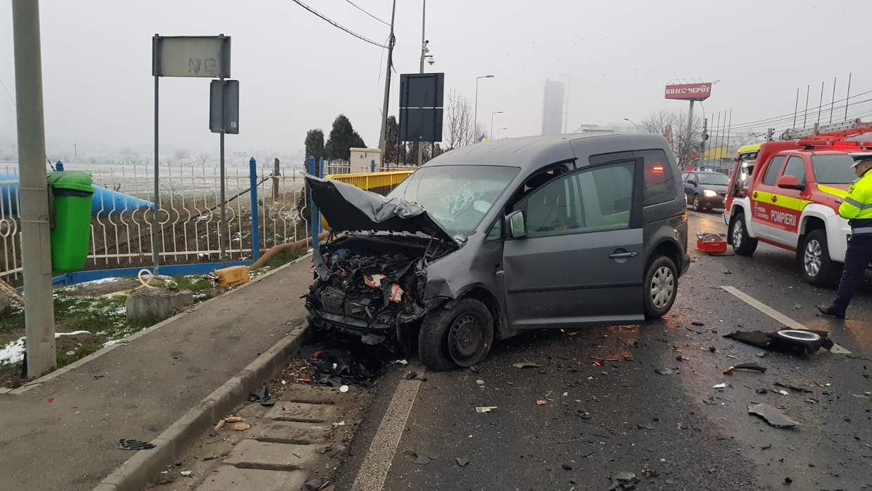 Grav accident în Cluj. Trei mașini implicate, un bărbat încarcerat a suferit mai multe traumatisme