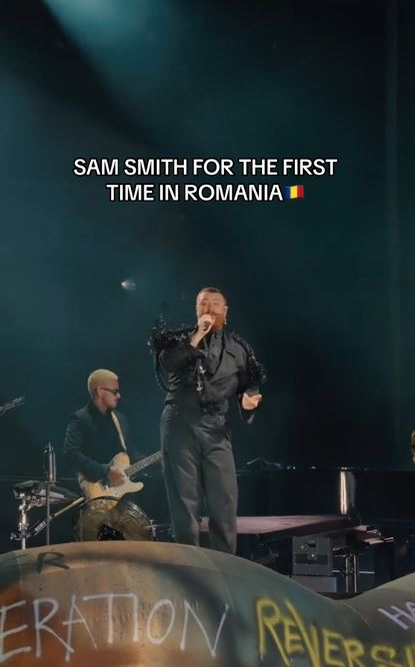 Sam Smith, pe scena de la Untold 2024 / sursă foto: captură video