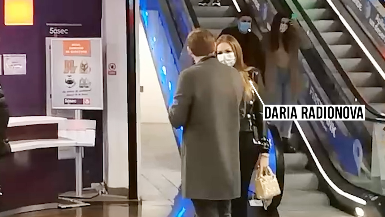 Daria și amicul ei, discuții susținute în timpul periplului prin centrul comercial