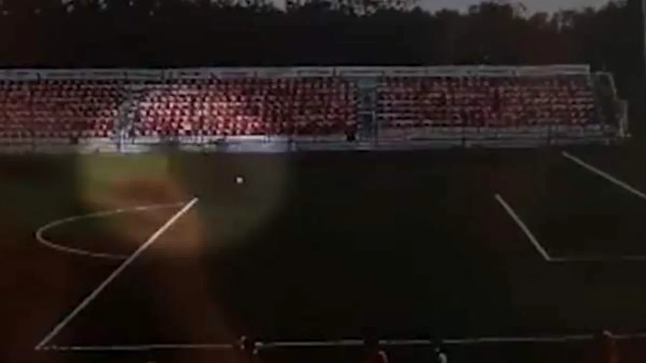 Scene cutremurătoare! Un fotbalist a fost lovit de fulger chiar în timpul antrenamentelor. Tânărul se află la spital în stare gravă