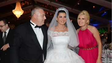 Afla aici din ce cauza si-a schimbat Elena Udrea rochia la nunta Elenei Basescu!