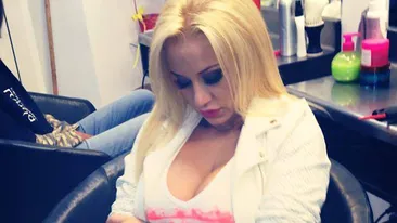 O celebra blonda s-a cumintit de Sărbători! A stat de Craciun singura in casa cu... pisica si a mers la mănăstire