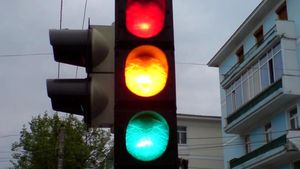 Amenda uriașă pe care o primesc șoferii care accelerează când văd culoarea galbenă a semaforului. Când ai voie să treci