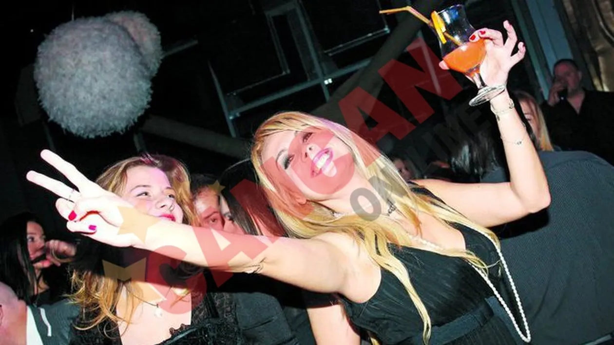 Manechinele s-au imbatat si au dansat la bara