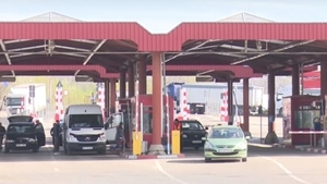 Au oprit-o la vamă, dar nicio clipă nu s-au gândit ce ascundea în portbagaj! Politistii au rămas fără cuvinte cand au văzut ce transporta